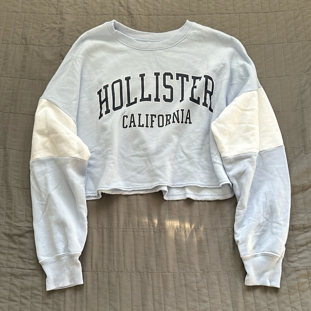 Hollister Cropped Crew Neck | Size Medium | Blues & White Colored
